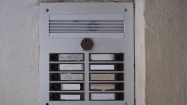 Sequence of different entry bells and intercoms