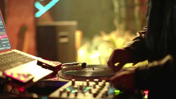 Cool Turntables Performing Bar — Stockvideo