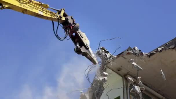 Crane Jaws Breaking Building Looking Bit Dinosaur Eating — Stock Video