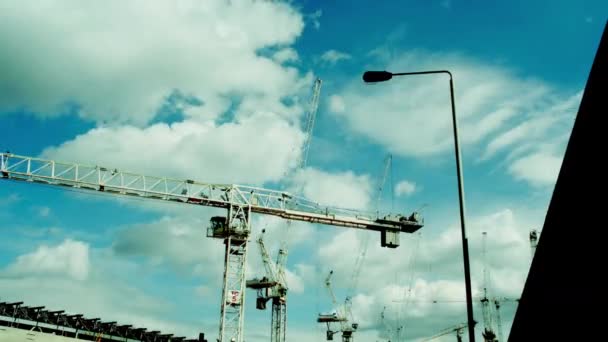 一个有起重机和天空中飘扬的云彩的建筑工地 — 图库视频影像