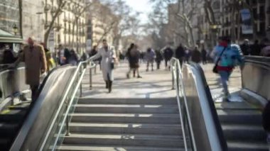 Barselona İspanya 'daki Las Ramblas metro girişindeki kalabalığın zamanlaması..