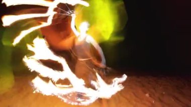 Sahilde ateş performans bir kadın yapar