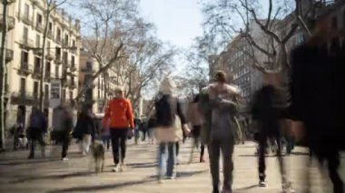 Barselona İspanya 'da Las Ramblas' da kalabalığın zamanı..