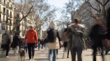 Barselona İspanya 'da Las Ramblas' da kalabalığın zamanı..