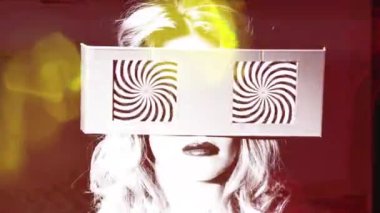 Dans eden ve video gözleriyle poz veren kadın