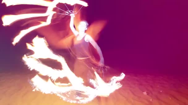 Жінка Робить Вогонь Пляжі — стокове відео