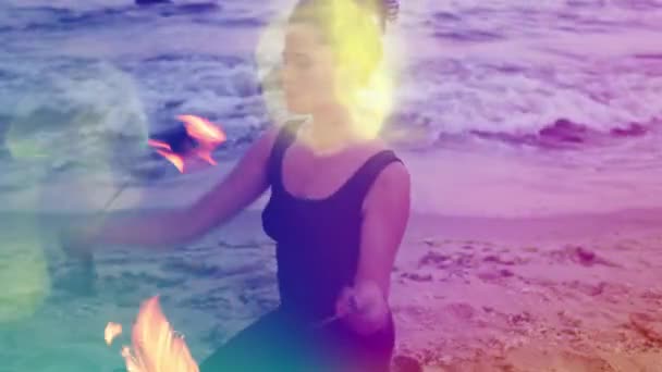 Una Mujer Hace Una Actuación Fuego Playa — Vídeos de Stock