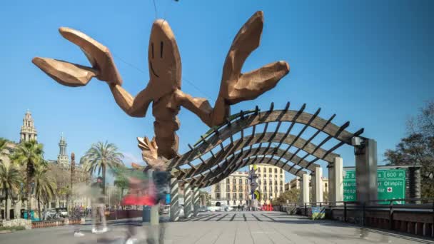 在西班牙巴塞罗那龙虾雕塑下移动的人群的时间 — 图库视频影像