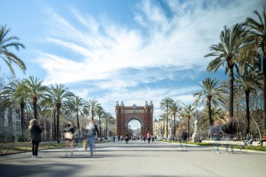 Arc de Triomf Anıtı, Barselona, İspanya 'daki insanlar. 