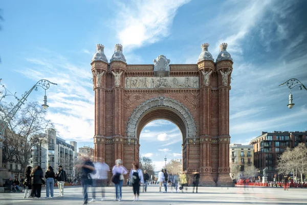 Szczyt Ludzi Pod Pomnikiem Łuku Triumfalnego Barcelona Hiszpania — Zdjęcie stockowe
