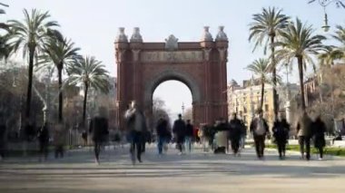 Arc de Triomf Anıtı, Barselona, İspanya 'daki insanların acele etme zamanı. 