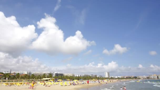在西班牙的萨罗海岸上消磨时光 — 图库视频影像