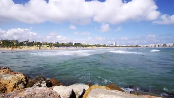 在西班牙的萨罗海岸上消磨时光 — 图库视频影像