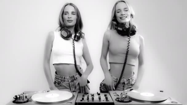 Kembar Identik Perempuan Menari Balik Meja Putar Rekaman — Stok Video