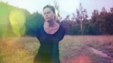Sahilde ateş performans bir kadın yapar