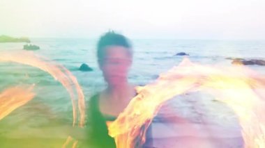 Sahilde ateş performans bir kadın yapar