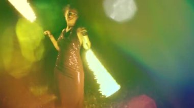 Sahilde ateş performans bir kadın yapar