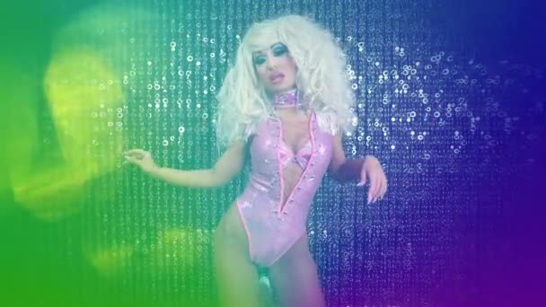 Όμορφη Γυναίκα Drag Artist Χορό Και Ποζάρουν Στο Χαρακτήρα Ένα — Αρχείο Βίντεο