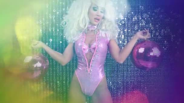 Schöne Weibliche Drag Artist Tanzt Und Posiert Charakter Einer Disco — Stockvideo