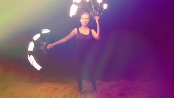 Una Mujer Hace Una Actuación Fuego Playa — Vídeo de stock
