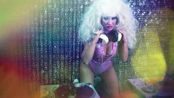 Vacker Kvinnlig Drag Artist Djing Och Dans Karaktär Disco Club — Stockvideo