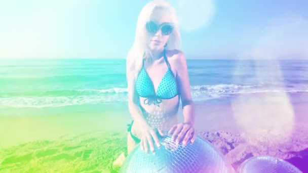 Piękna Kobieta Tańcząca Plaży Bikini Lustrzanymi Kulkami — Wideo stockowe