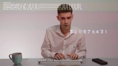 Üst üste yüklenmiş veri ve kodlarla çalışan genç bir işadamı.