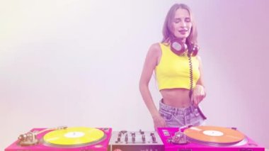 Plağın arkasında dans eden tek yumurta ikizi DJ 'ler.