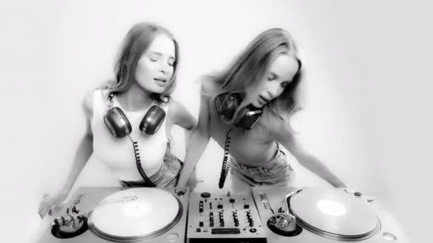 Djs Femininos Gêmeos Idênticos Dançando Atrás Gira Discos Recordes — Vídeo de Stock