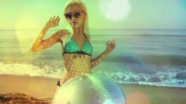 Uma Bela Mulher Dançando Praia Biquíni Com Bolas Espelho — Vídeo de Stock