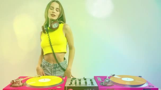 Ідентичні Джеї Близнючки Танцюють Плакатами Рекордів — стокове відео