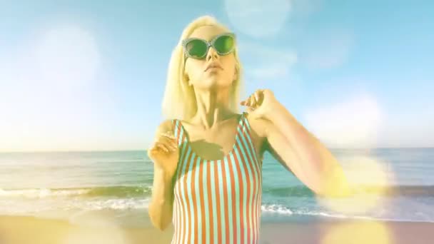 Μια Όμορφη Γυναίκα Που Χορεύει Στην Παραλία Φορώντας Μπικίνι Μπάλες — Αρχείο Βίντεο