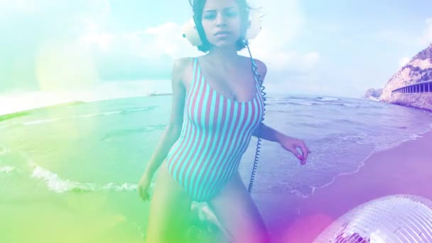 Красива Жінка Танцює Пляжі Бікіні Дзеркальними Кульками — стокове відео