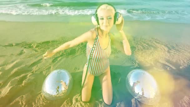 Eine Schöne Frau Tanzt Strand Bikini Mit Spiegelkugeln — Stockvideo