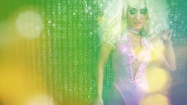 Bela Artista Drag Feminino Dançando Posando Caráter Ambiente Discoteca — Vídeo de Stock