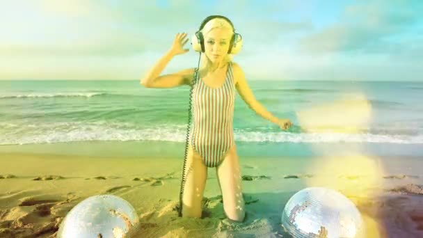 아름다운 비키니를 비키니를 해변에서 — 비디오