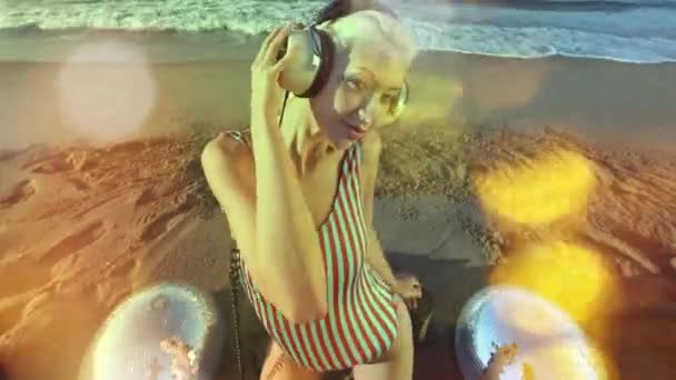 Una Hermosa Mujer Bailando Playa Bikini Con Bolas Espejo — Vídeo de stock