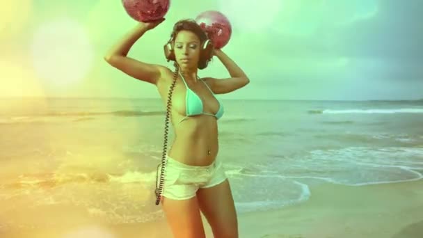 美しいです女性はミラーボールとビキニでビーチで踊ります — ストック動画