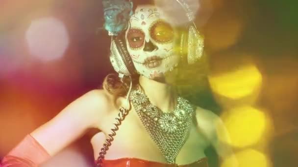 美丽的女子和自定义设计的糖果头骨墨西哥一天的张死人的脸化妆 — 图库视频影像