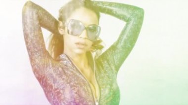 Kedi kostümü ve güneş gözlüğü takmış güzel bir kadın.