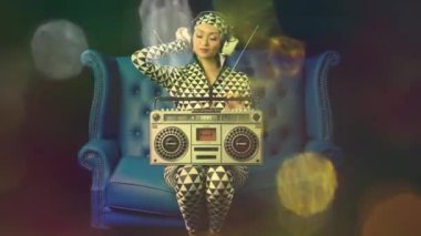 Sandalyesinde eski bir gettoblaster tutan sevimli bir bayan dansçı. müzik yaşam tarzı klibi