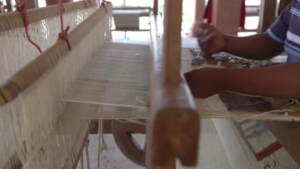 メキシコの伝統的な織物工場で織る — ストック動画