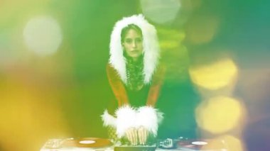 güzel Bayan santa claus DJ'lik ve bir partide dans