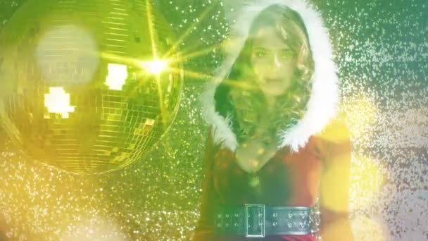 圣诞前夕迪斯科舞厅拍摄时 女人穿着可爱的圣塔克洛斯服装跳舞 — 图库视频影像