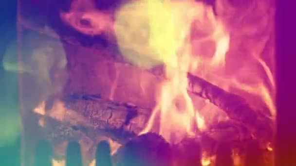 Közeli Lángok Fatüzelésű Égő Egy Kandallóban Lassított Felvételen Overlayed Színes — Stock videók