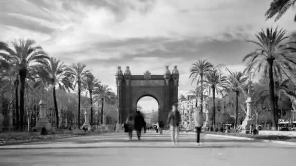 바르셀로나에 트리옴 기념비에 수많은 사람들의 흰색으로 새겨졌다 — 비디오