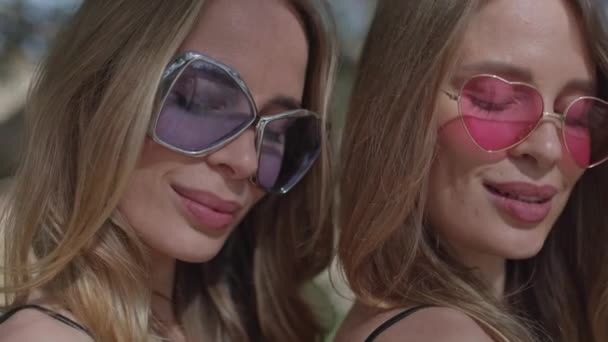 Identyczne Bliźniaczki Okularach Przeciwsłonecznych — Wideo stockowe