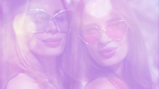 Identical Twin Women Posing Sunglasses — Stock Video