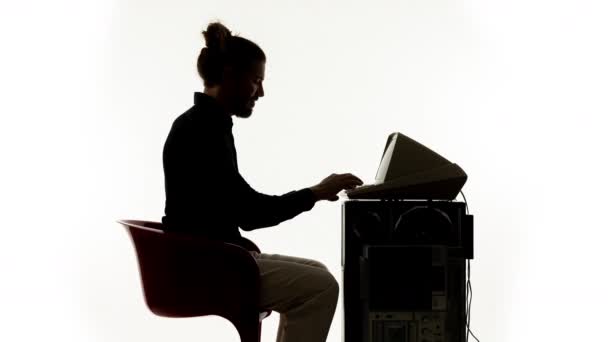 Jovem Trabalhando Computador Vintage Sombra — Vídeo de Stock