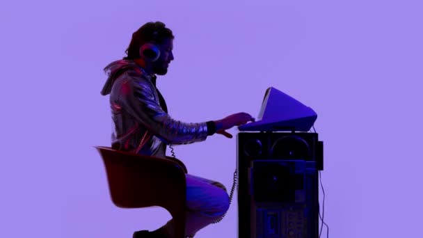 一个在黑暗中工作在老式计算机上的年轻人 — 图库视频影像